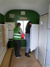 Serve the city: Aktive Helfer putzen die Kühlschränke auch von innen.